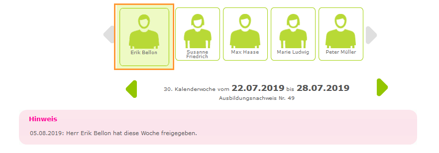 Berufsschullehrer - Azubi im Berichtsheft auswählen_de.png